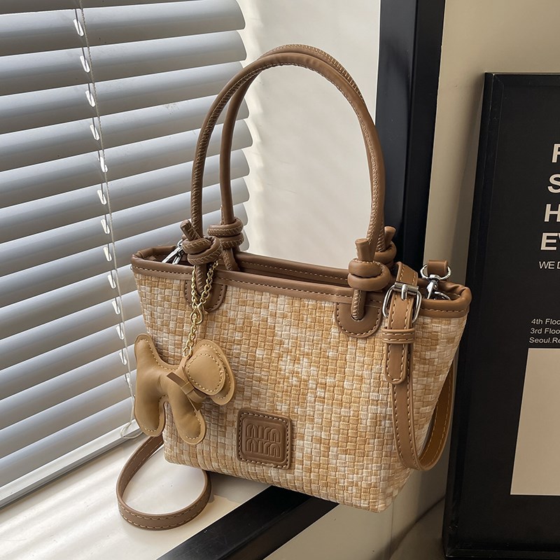 今年流行超火小众包包女士2024新款时尚百搭斜挎包精致手提水桶包