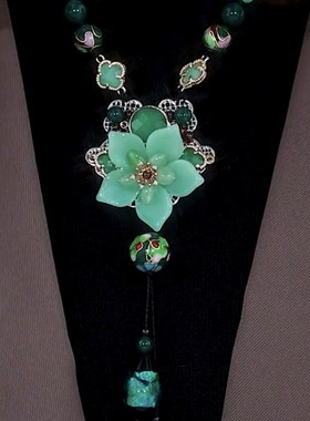 富贵瑶池绿色青莲花朵毛衣链2023年新款潮秋冬高级感大气挂件吊坠