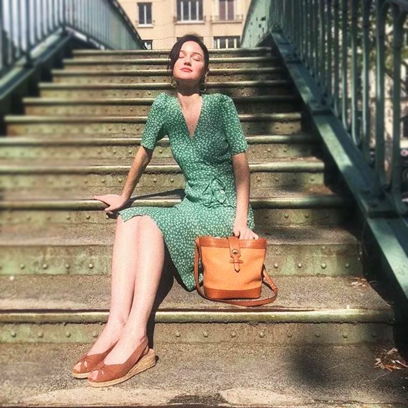 尺下 法式复古连衣裙绿色碎花显瘦v领显身材一片式茶歇裙