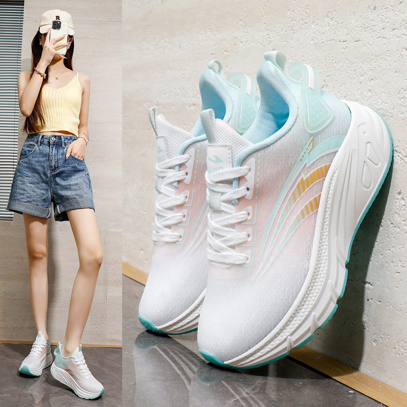 轻便运动鞋女款新款软底透气不累脚女鞋子学生休闲减震跑步彩虹鞋