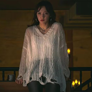 人之初程潇龙钰同款白色V领套头毛衣长袖宽松麻花破烂摆边针织衫