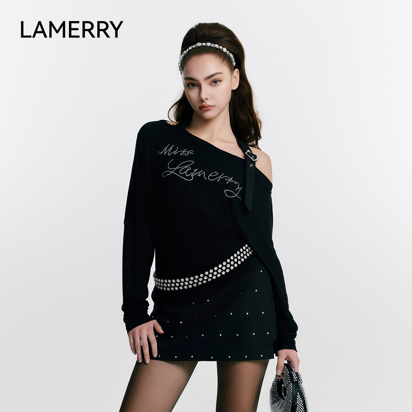 LAMERRY/朗美睿黑色烫钻字母斜领上衣女个性肩带露肩设计性感个性