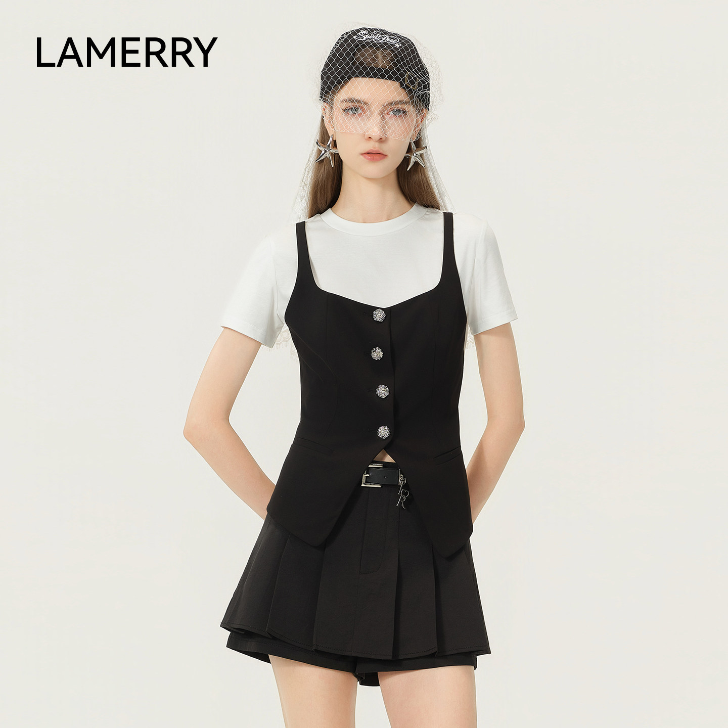 LAMERRY/朗美睿26夏黑白色假两件上衣收腰显瘦T恤金属钻扣设计感