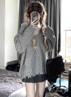 慵懒风高级感灰色V领毛衣女秋冬穿搭宽松设计感流苏边针织衫上衣