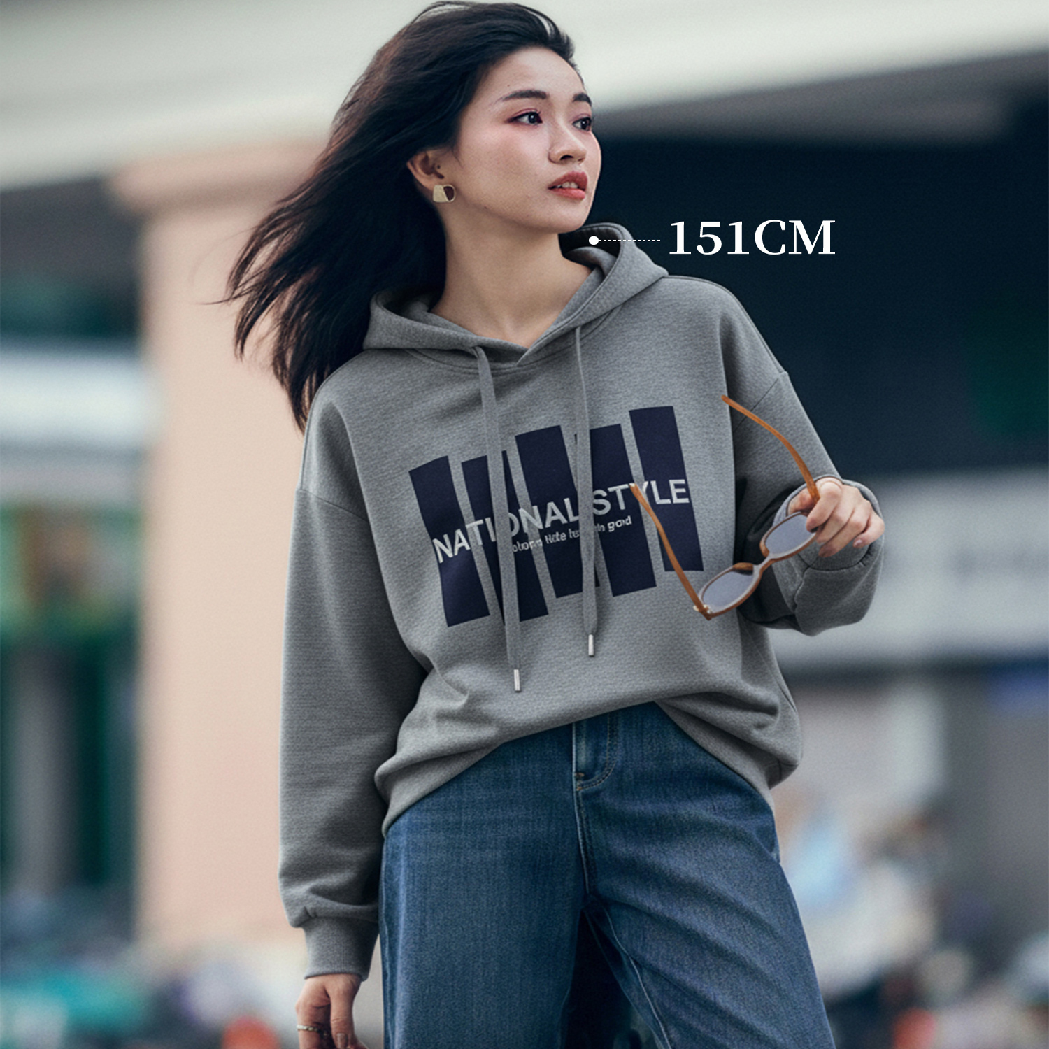 小个子深灰色卫衣连帽套头