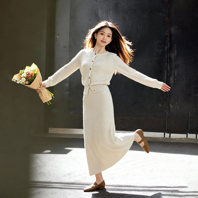 小个子杏色针织上衣半裙套装