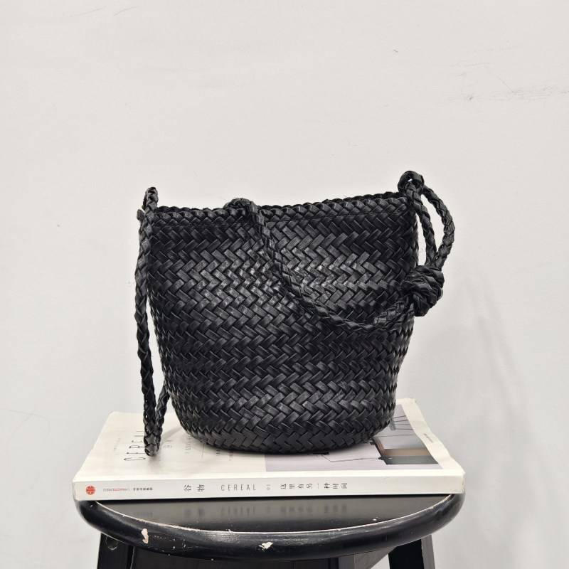 小众设计感手工编织头层牛皮水桶包包女2025新款真皮单肩包斜挎包