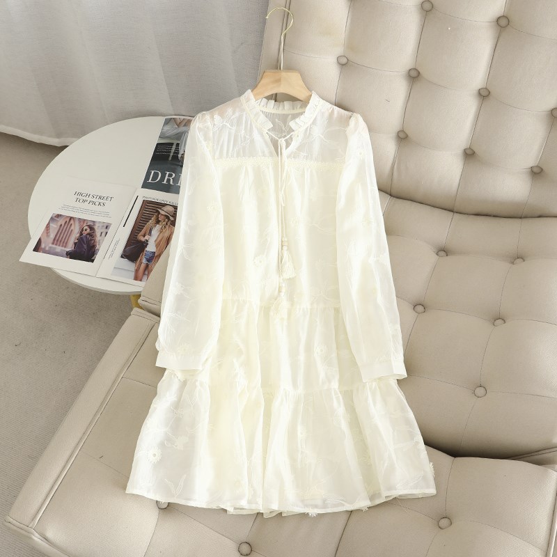 秋水!米色甜美提花圆领灯笼袖休闲系带领中长款长袖A字连衣裙女