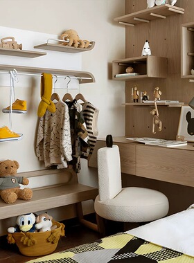 现代样板间儿童房布偶公仔