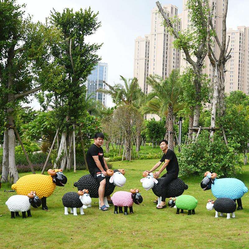 卡通羊雕塑玻璃钢卷毛羊绵羊售楼部户外草坪园林景观小品装饰摆件