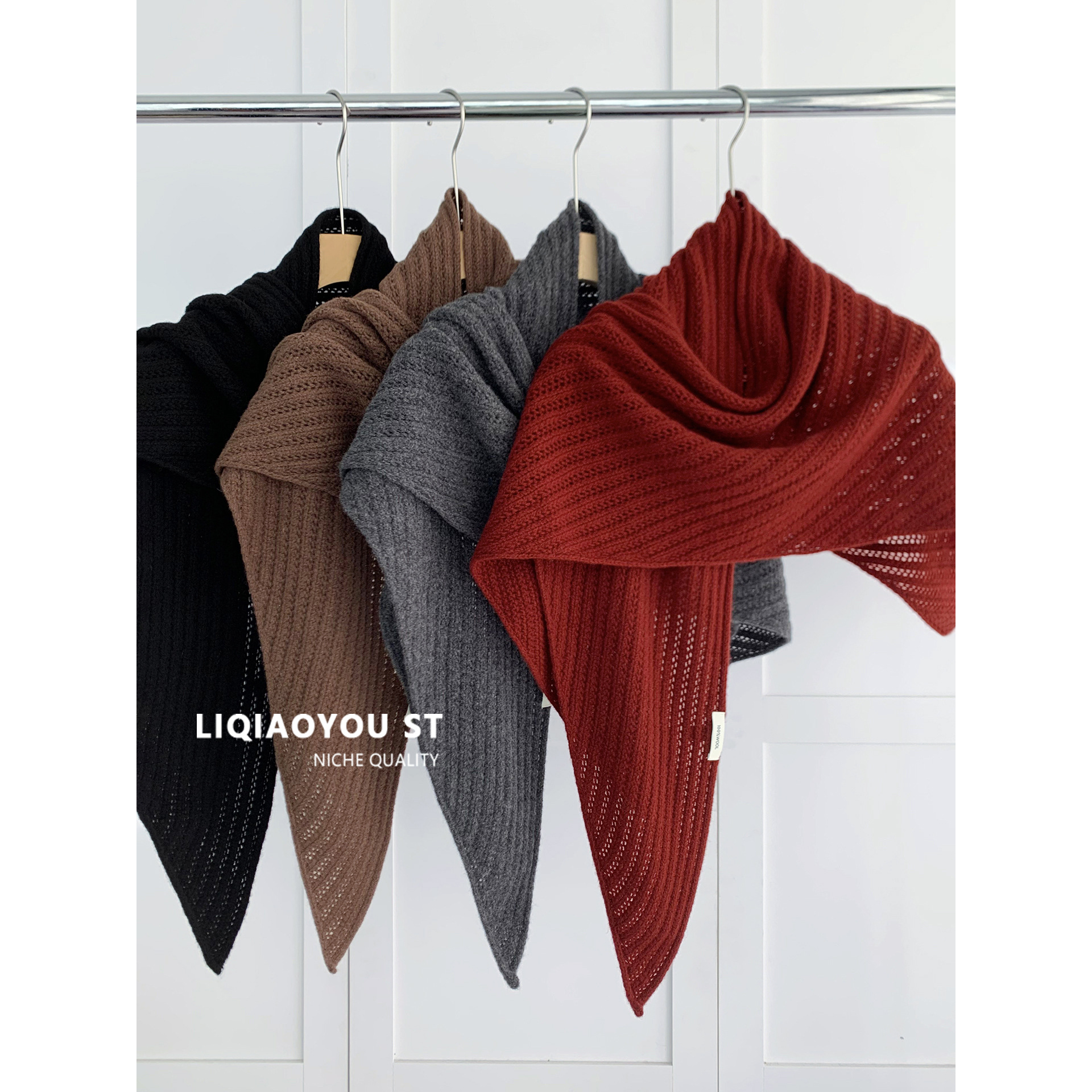 优级感轻奢镂空三角披肩