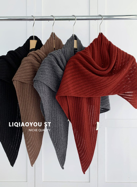 优级感轻奢复古纯羊毛针织镂空三角披肩女秋冬保暖外搭交叉围巾