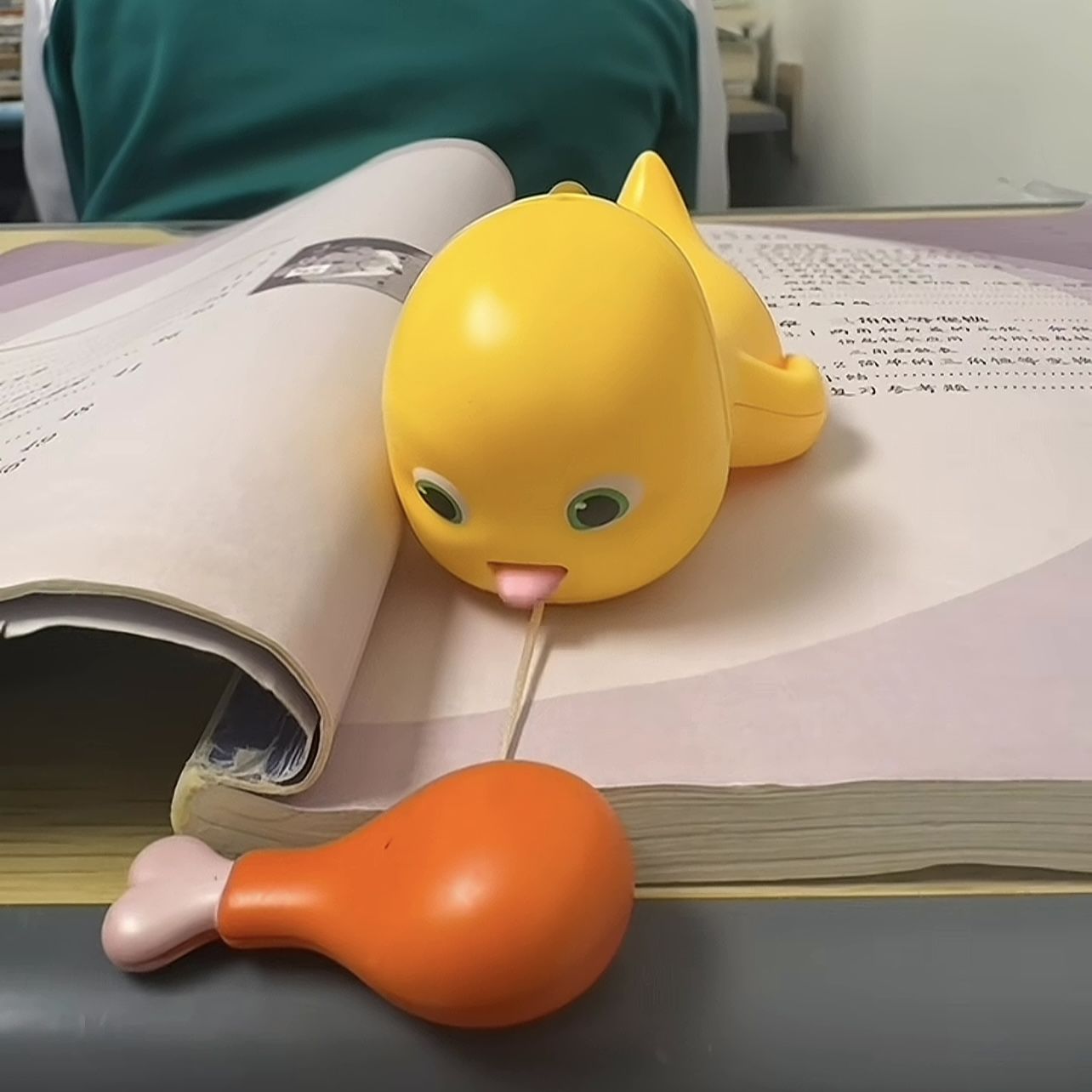 奶龙吃鸡腿拉线玩具高颜值可机械