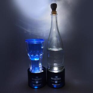 led酒瓶座 发光亚克力酒瓶灯座 发光杯贴镂空图案可发光酒瓶底座