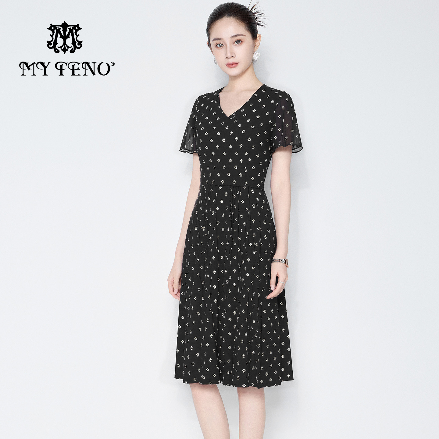 马天奴黑白印花荷叶收腰连衣裙