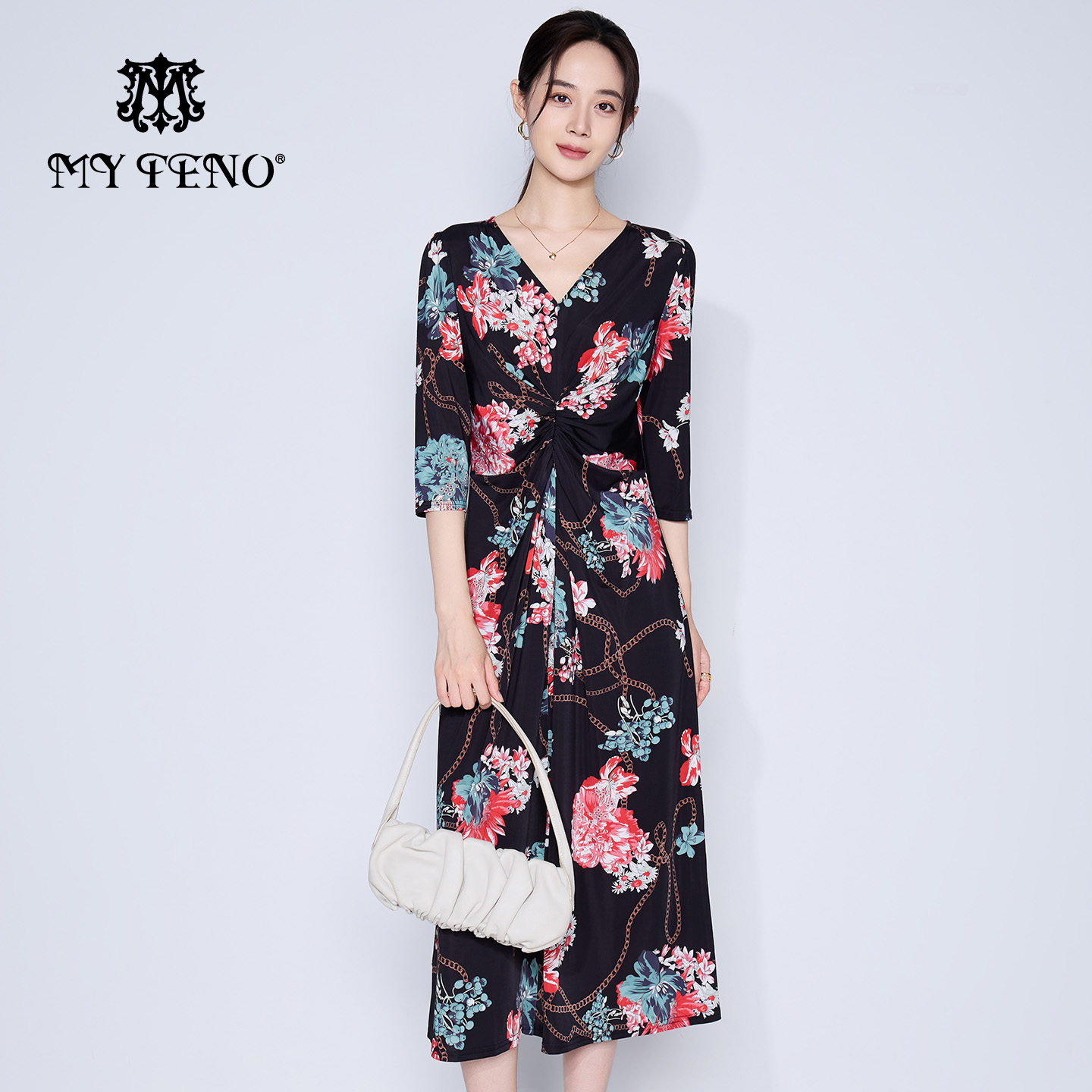 马天奴黑底印花V领收腰连衣裙