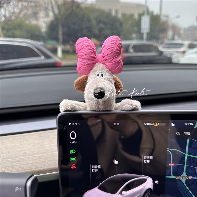 可爱狗狗汽车中控装饰车内毛绒公仔摆件创意情侣款新车礼物特斯拉