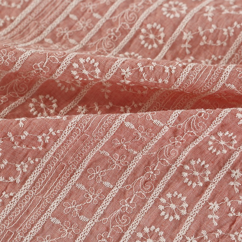 厂家供应 棉布大机绣花面料 女装连衣裙刺绣布料