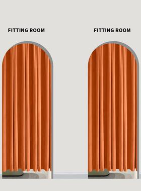 现代无障碍豪华试衣间拱形门橙色橙色丝绒窗帘流行女装店试衣间门