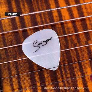 夜光发光拨片50片吉他拨片心形电吉他弹片夜里发光拨片配件