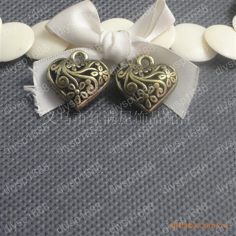 A1036  3克 复古镂空爱心吊坠 手工DIY饰品配件 30个/包