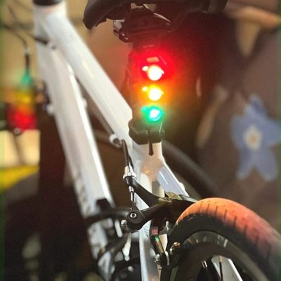 红绿灯山地自行车骑行创意防水夜间充电尾灯公路车警示灯后尾灯