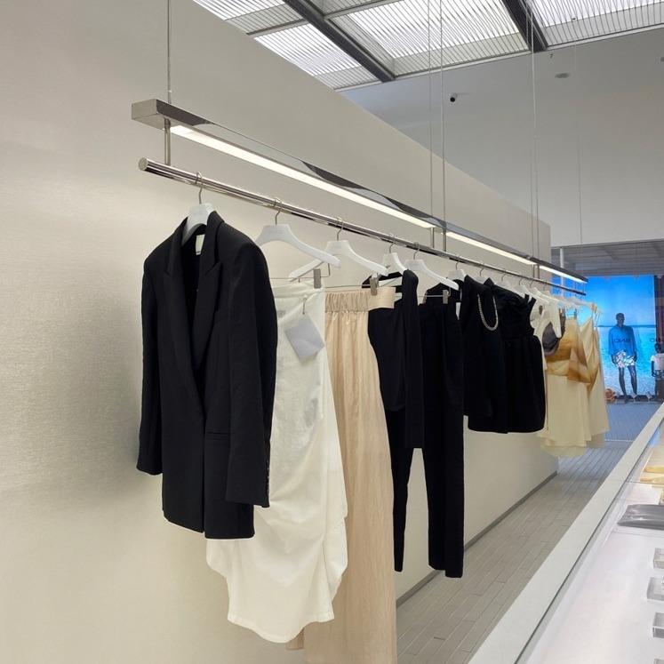 服装店展示架女装店不锈钢陈列架衣服侧挂架带灯吊架橱窗挂衣架子