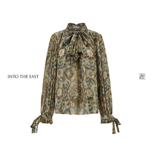 Into The East己印棕榈卷草压褶飘带上衣