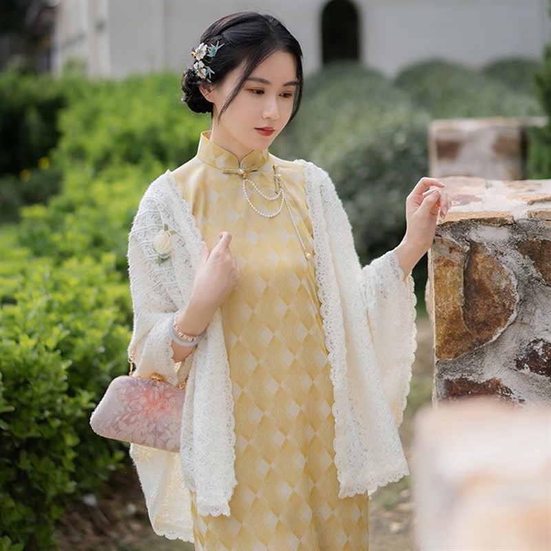 米白色蕾丝小披肩搭旗袍2024夏季民国风复古文艺百搭针织外套开衫