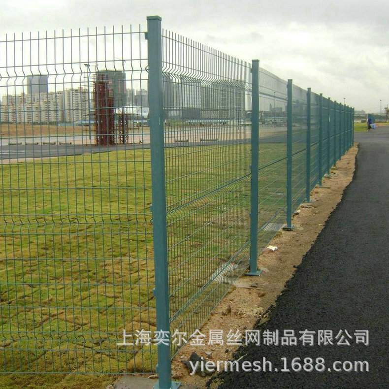 长期提供铁丝护栏网 道路护栏网 高速公路护栏网 市政护栏网