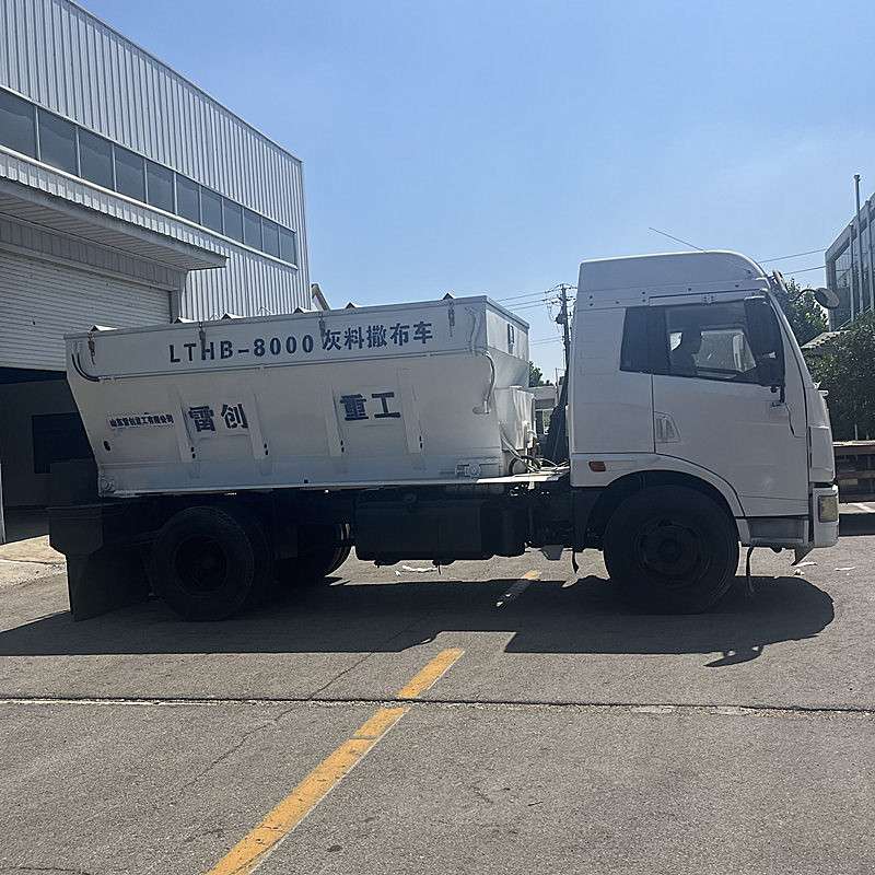 8方一体式灰料撒布车白灰消解灰撒布机罐装灰布料车