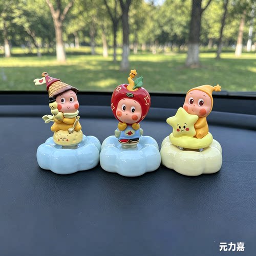 星星人汽车中控饰品摆件