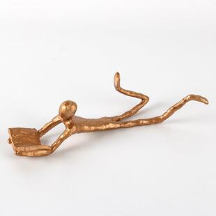 简约轻奢抽象人物雕塑趴姿读书人摆件客厅酒柜艺术高档摆设装饰品