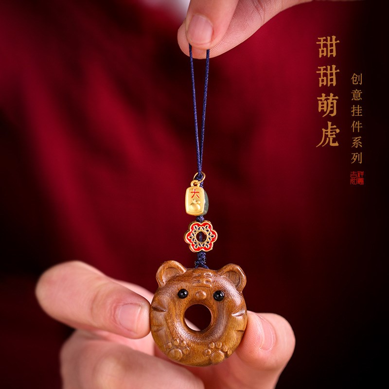 小叶紫檀虎甜甜圈生肖虎手把件可爱吉祥物木雕手机链钥匙扣挂件