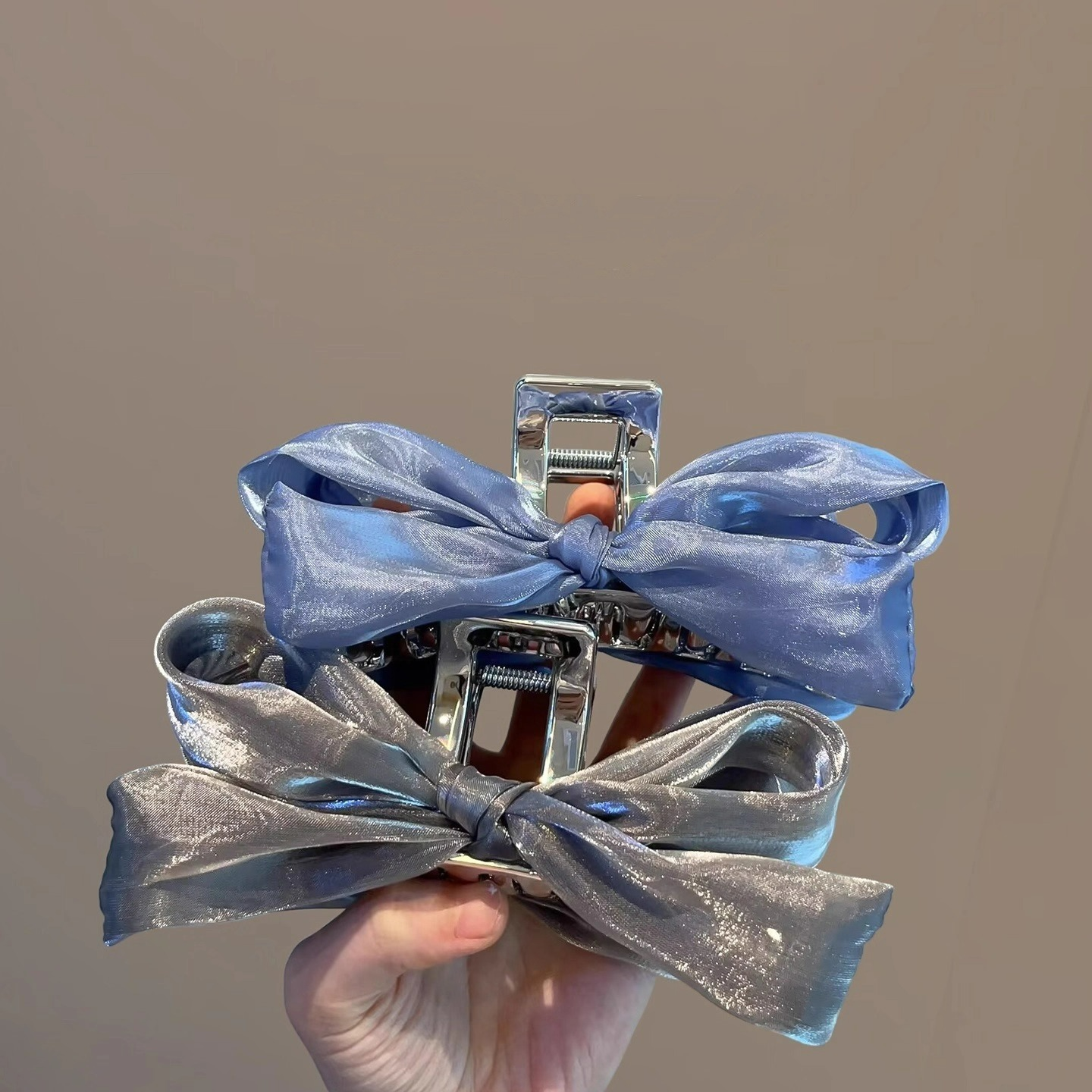 清冷银灰珠光欧根纱大蝴蝶结