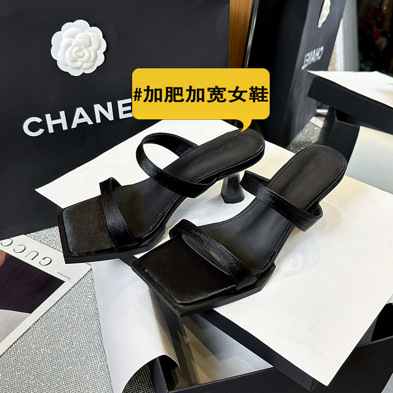 宽胖脚夏季新款方头露趾一字带加宽加肥高跟凉鞋黑色链条女士