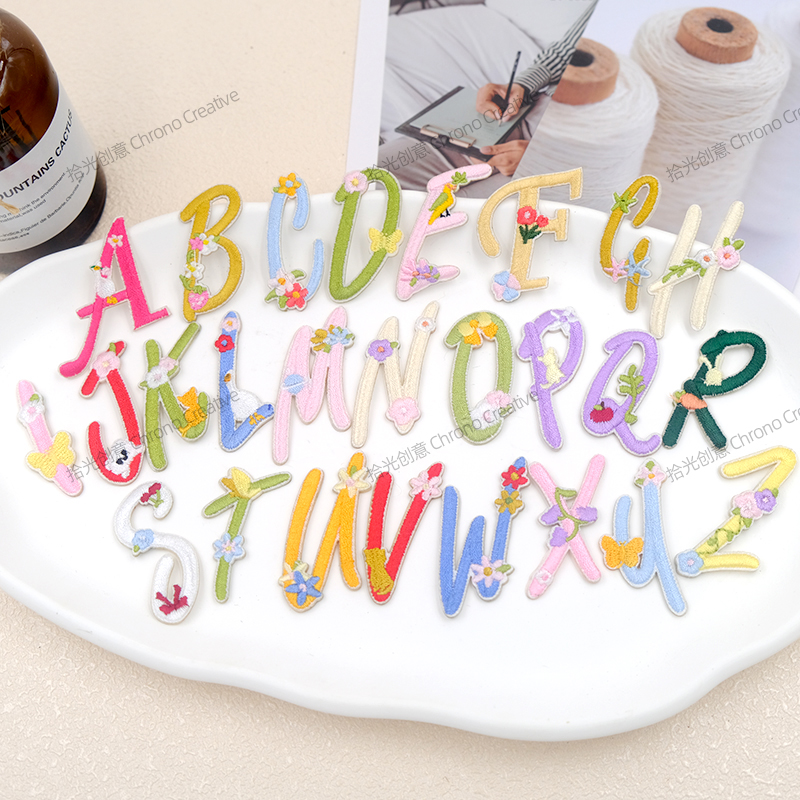 刺绣布贴花朵26个英文字母