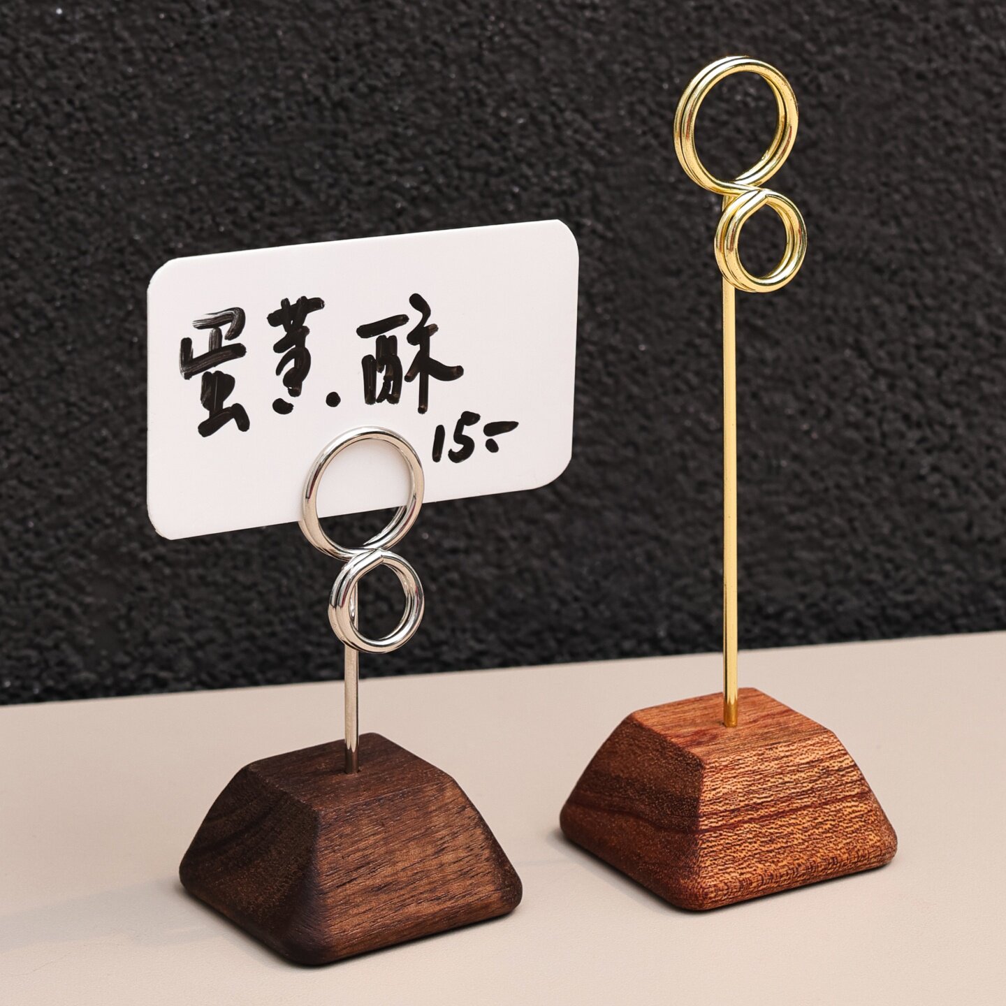 实木底座席位卡婚礼桌号牌宴会留座牌菜品标签台卡架卡片展示支架