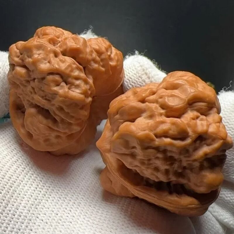 山中玉文玩核桃手里转着玩的