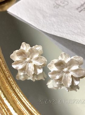 【LANLAN】法式复古优雅奶油白色花朵耳钉气质温婉耳饰无耳洞耳夹