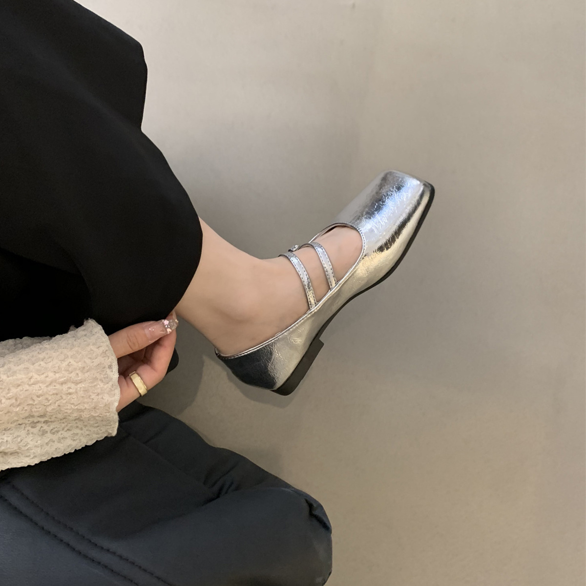 【明星同款】法式晚风银色单鞋女平底秋季新款气质仙女通勤方头浅