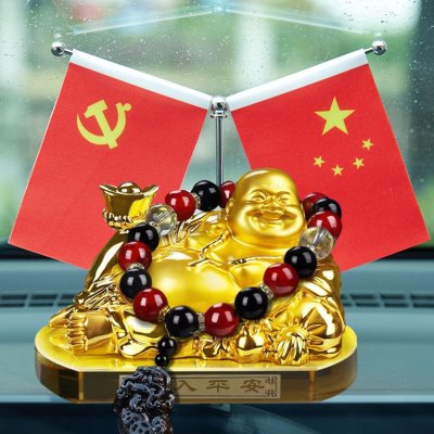 汽车香薰车载弥勒佛保平安男女挂红旗车内装饰香水摆件中控台网红