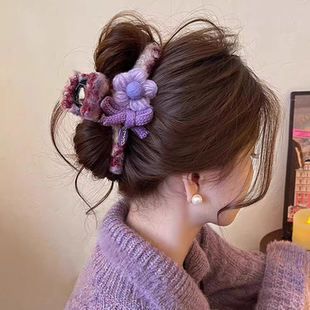 紫色花朵蝴蝶结抓夹女毛绒发夹2025新款高级感鲨鱼夹大号盘发头饰