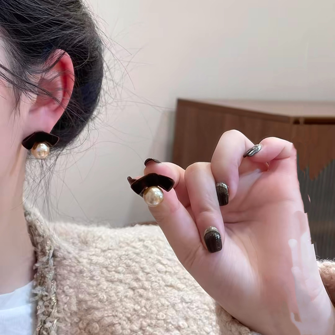 秋冬新款咖色植绒蝴蝶结珠珠耳钉女法式复古耳环气质精致百搭耳饰