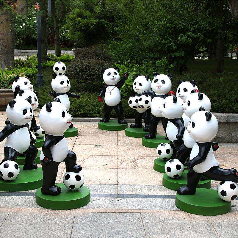 熊猫摆件仿真卡通足球熊猫玻璃钢雕塑幼儿园草坪店铺装饰摆件