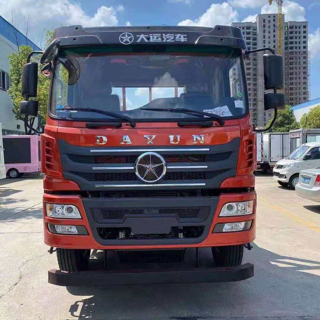 国六大运后八轮平板运输车 性价比高的拉200挖掘机拖车 国六排放