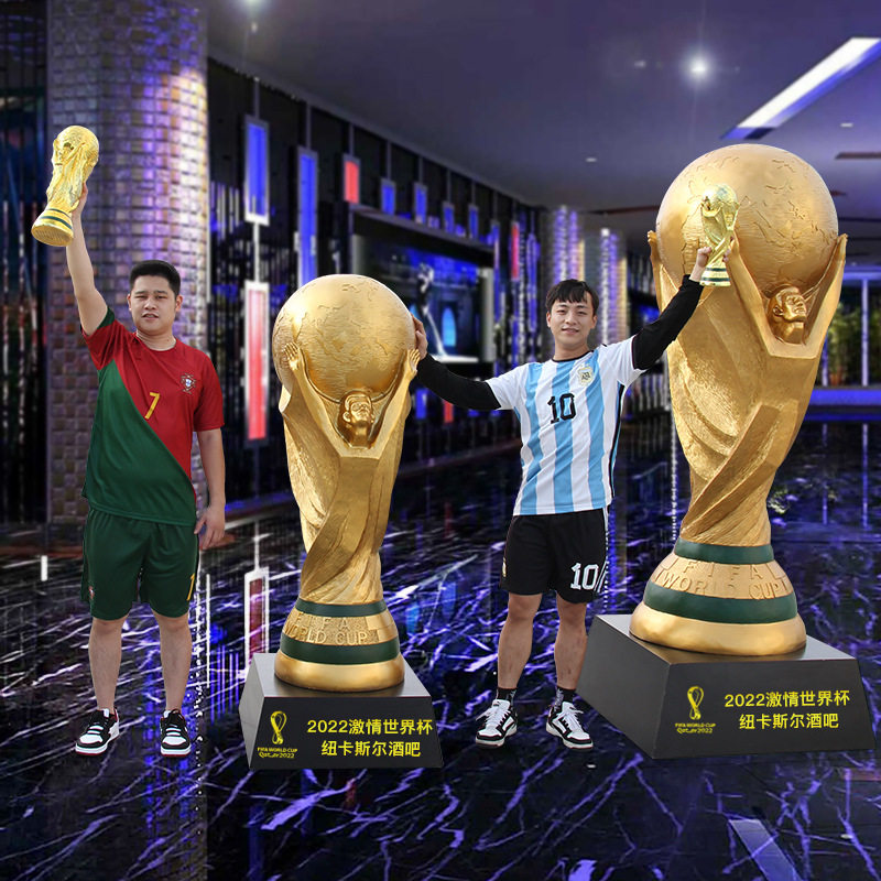 2022卡塔尔世界杯纪念品大力神杯大型玻璃钢雕塑酒吧摆件装饰模型