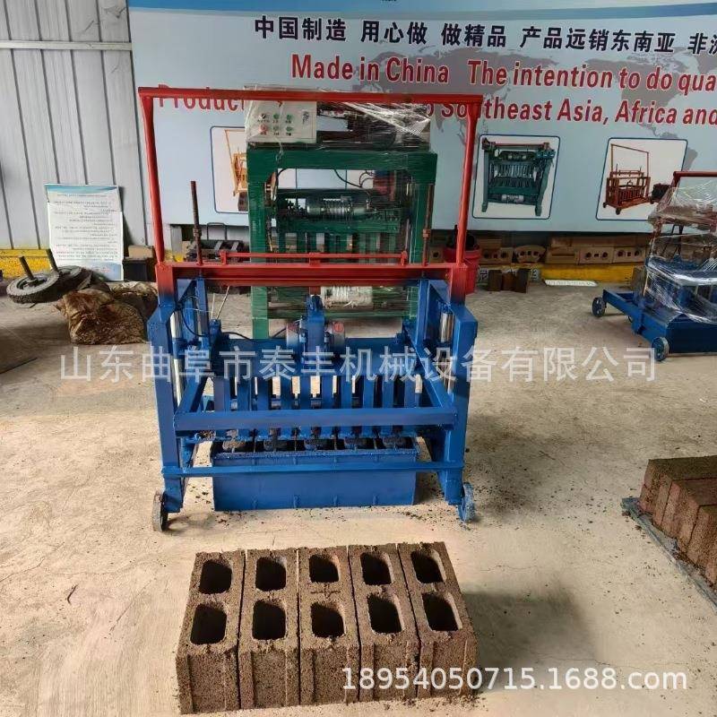 中东小型移动水泥砖机家用电行走式免烧砖机两块小型水泥空心砖机