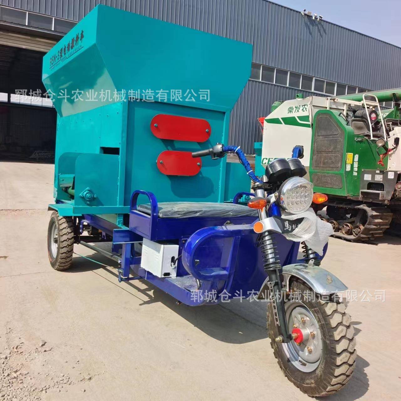 养殖场牛羊喂料机电动三轮饲料搅拌撒料车养殖机械厂家
