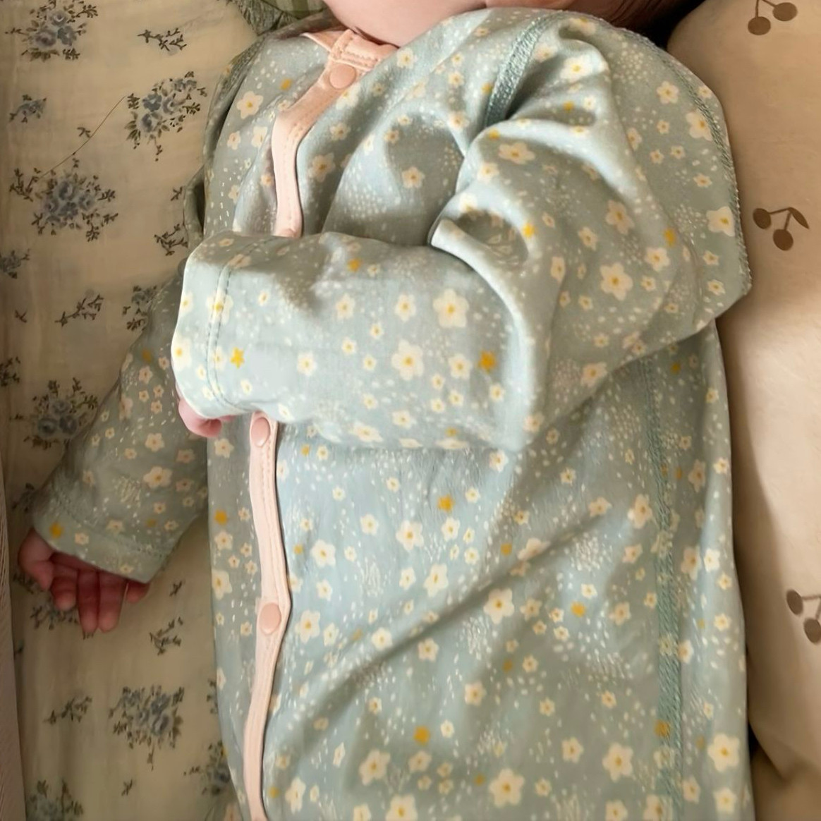 新款碎花纯棉爬爬服2025新款婴儿长袖连体衣春秋款新生儿衣服可爱